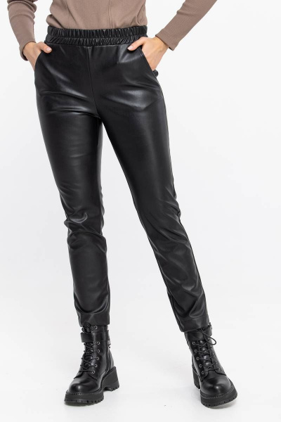 Демисезонные бежевые брюки из экокожи для делового образа Domna 12108 черный(170) - фото 8