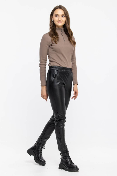 Демисезонные бежевые брюки из экокожи для делового образа Domna 12108 черный(170) - фото 7