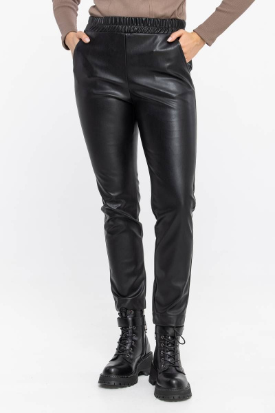 Демисезонные бежевые брюки из экокожи для делового образа Domna 12108 черный(170) - фото 1