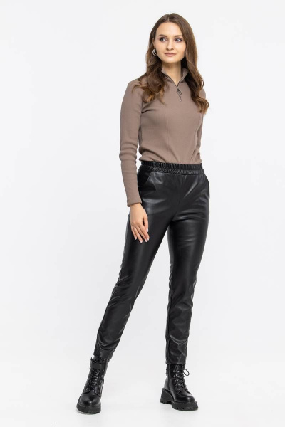 Демисезонные бежевые брюки из экокожи для делового образа Domna 12108 черный(170) - фото 4