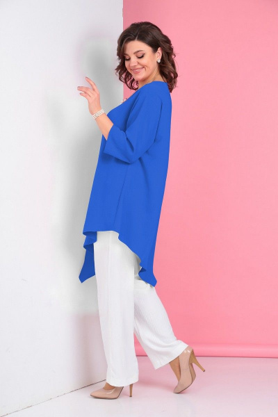 Летний комплект из туники и брюк с сочетанием тканей LadisLine 1299 василек+белый - фото 2