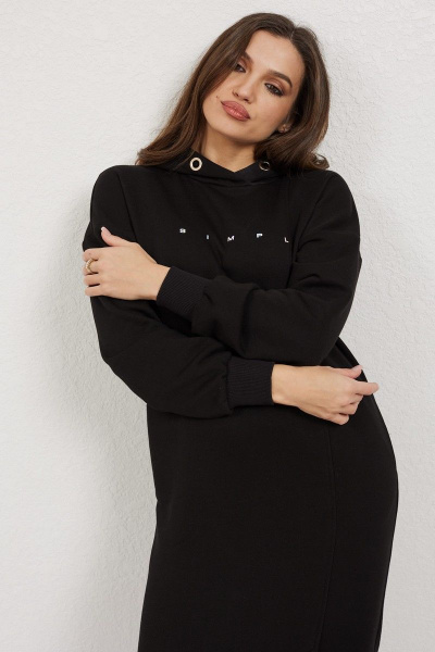 Платье прямого силуэта с капюшоном и декоративной печатью Mislana С872 черный - фото 9