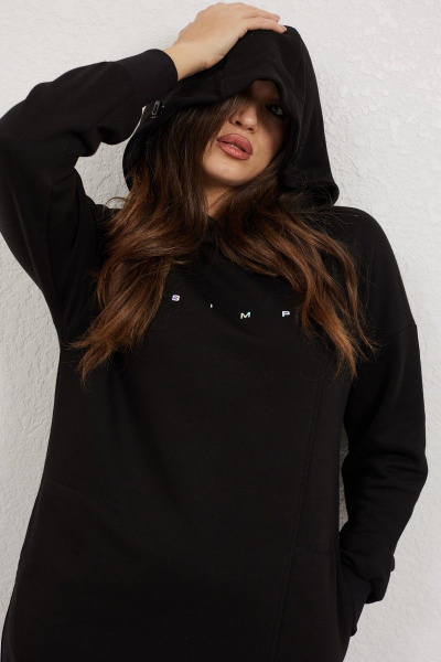 Платье прямого силуэта с капюшоном и декоративной печатью Mislana С872 черный - фото 8