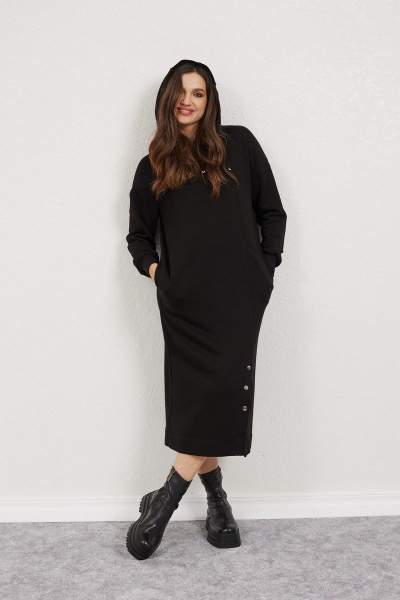 Платье прямого силуэта с капюшоном и декоративной печатью Mislana С872 черный - фото 1