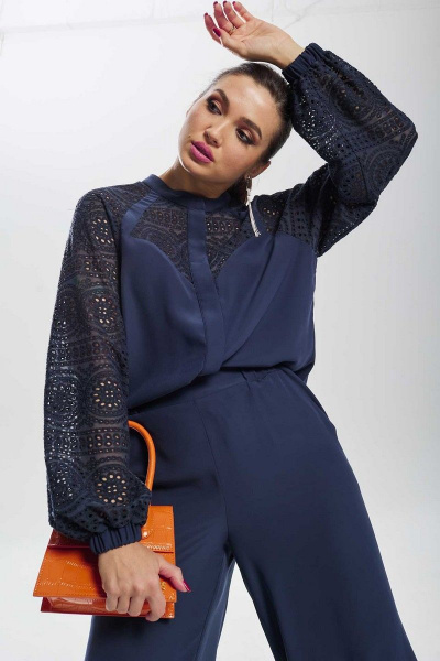Синий костюм из ткани с блузой и расклешенными брюками Mislana С935 - фото 5