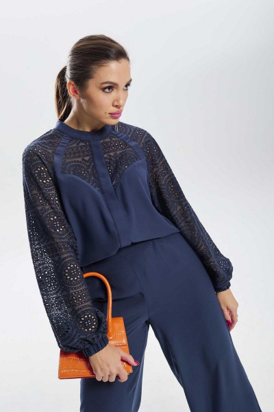 Синий костюм из ткани с блузой и расклешенными брюками Mislana С935 - фото 4