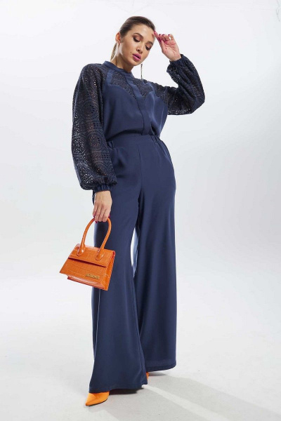 Синий костюм из ткани с блузой и расклешенными брюками Mislana С935 - фото 2