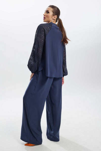 Синий костюм из ткани с блузой и расклешенными брюками Mislana С935 - фото 6