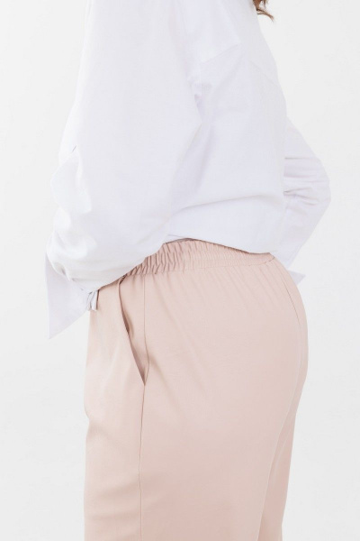 Брючные эко-кожаные брюки с зауженным к низу кроем Anelli 1223 бежевые_тона - фото 2