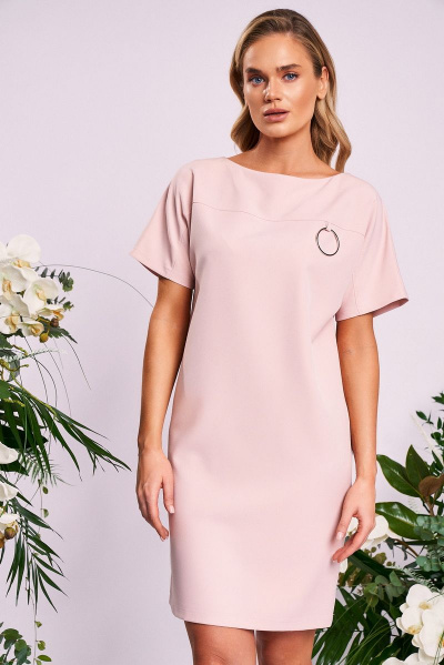 Платье свободного кроя с лодочной горловиной и кольцами KaVaRi 1010.8 пудра - фото 1