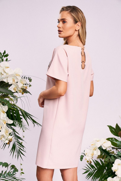 Платье свободного кроя с лодочной горловиной и кольцами KaVaRi 1010.8 пудра - фото 4