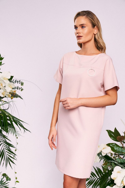 Платье свободного кроя с лодочной горловиной и кольцами KaVaRi 1010.8 пудра - фото 3