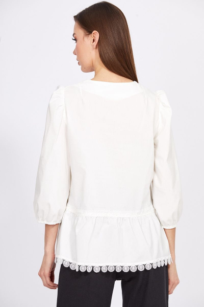 Блуза с кружевом и баской из стрейчевой ткани EOLA 2413 молочный - фото 2