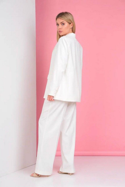 Белый деловой костюм из текстиля: жакет и брюки со складками Takka Plus 23-177 молочный - фото 3