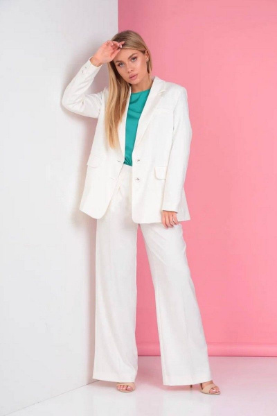 Белый деловой костюм из текстиля: жакет и брюки со складками Takka Plus 23-177 молочный - фото 1