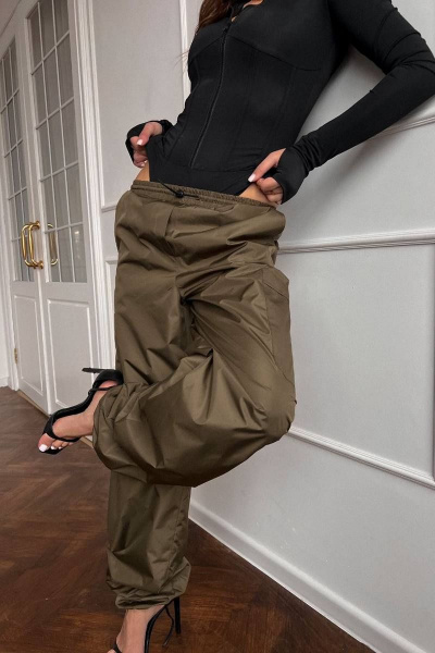 Зеленые демисезонные брюки с кулиской и складками Continental Fashion 1010-04/8 хаки - фото 8