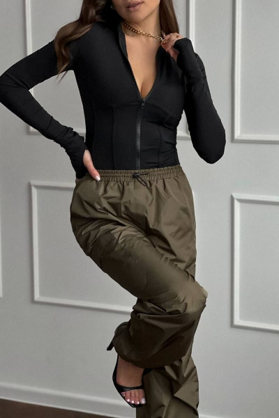 Зеленые демисезонные брюки с кулиской и складками Continental Fashion 1010-04/8 хаки - фото 7