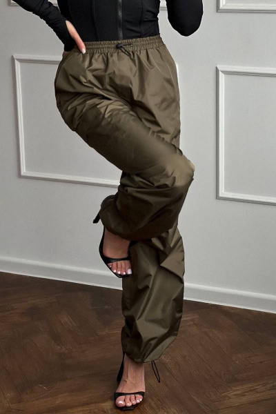 Зеленые демисезонные брюки с кулиской и складками Continental Fashion 1010-04/8 хаки - фото 6