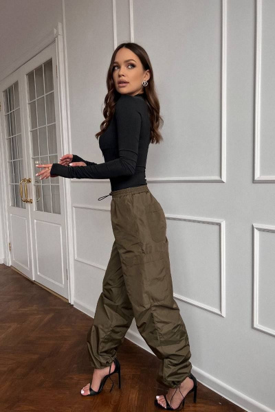 Зеленые демисезонные брюки с кулиской и складками Continental Fashion 1010-04/8 хаки - фото 3