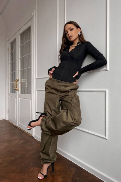 Зеленые демисезонные брюки с кулиской и складками Continental Fashion 1010-04/8 хаки - фото 2