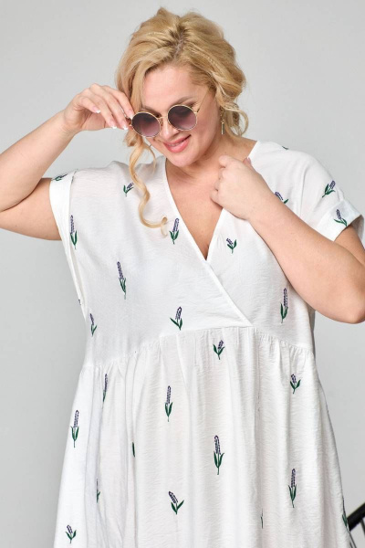 Летнее платье из тонкой вискозы с вышивкой и свободным кроем SOVA 11014 молочный_лаванда - фото 9