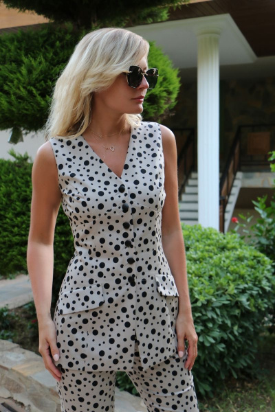 Летний комплект из бежевого жилета и узких брюк с боковыми карманами Azzara 632 - фото 2