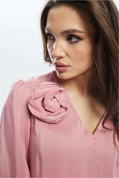 Розовая блуза из струящейся ткани с сборками и V-образным вырезом Mislana С909 - фото 4