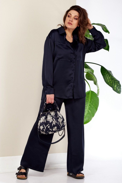 Комплект из атласной блузы со стойкой и брюки прямые Anastasia 843 т.синий - фото 12