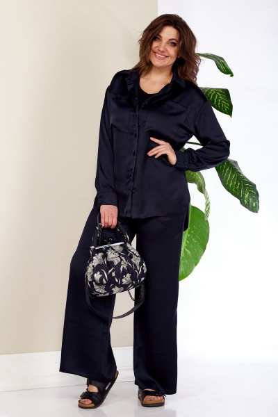 Комплект из атласной блузы со стойкой и брюки прямые Anastasia 843 т.синий - фото 11