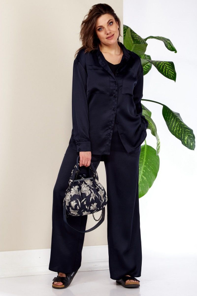 Комплект из атласной блузы со стойкой и брюки прямые Anastasia 843 т.синий - фото 10
