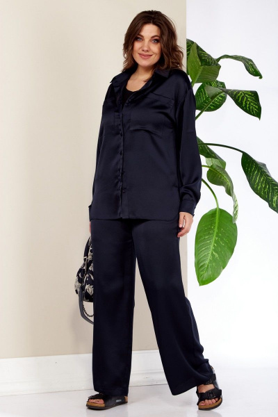 Комплект из атласной блузы со стойкой и брюки прямые Anastasia 843 т.синий - фото 8