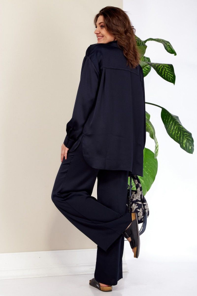 Комплект из атласной блузы со стойкой и брюки прямые Anastasia 843 т.синий - фото 7
