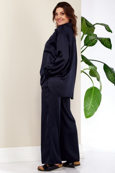 Комплект из атласной блузы со стойкой и брюки прямые Anastasia 843 т.синий - фото 5