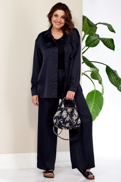 Комплект из атласной блузы со стойкой и брюки прямые Anastasia 843 т.синий - фото 3