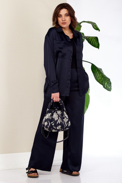 Комплект из атласной блузы со стойкой и брюки прямые Anastasia 843 т.синий - фото 2