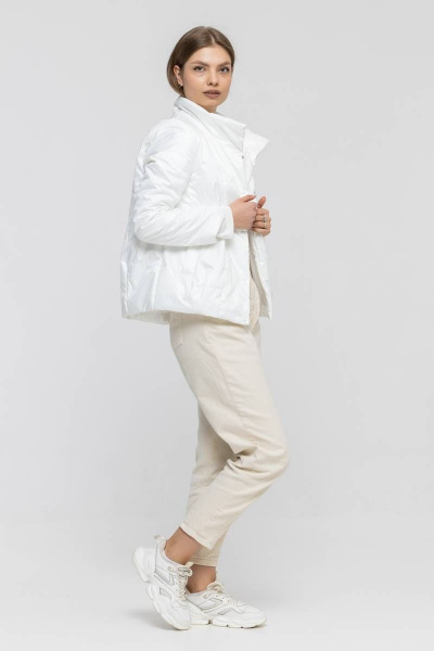Белая стёганая куртка из плащёвки с карманами InterFino 02-2022 белый - фото 5