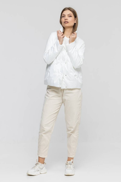Белая стёганая куртка из плащёвки с карманами InterFino 02-2022 белый - фото 8