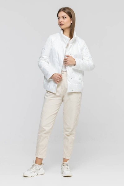 Белая стёганая куртка из плащёвки с карманами InterFino 02-2022 белый - фото 7