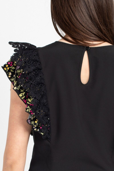 Черная полуприлегающая блуза с рюшей и капелькой из текстиля VIZAVI 689 черный - фото 5