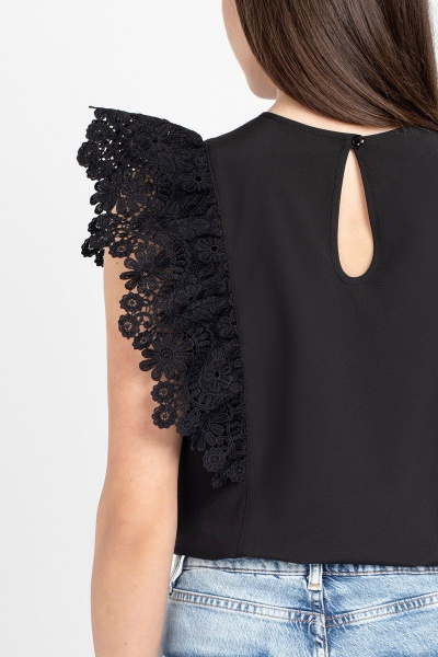 Черная блуза с рельефами и кружевной рюшей VIZAVI 690 черный - фото 6