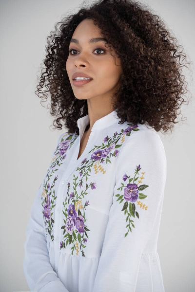 Белая удлиненная рубашка с вышивкой и рукавами-рулон Urs 21-632-1 - фото 4