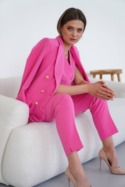 Короткий жилет из костюмной ткани с V-образным вырезом Ketty К-08837 розовый - фото 6