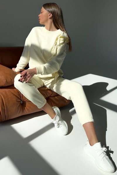 Костюм из трикотажных джоггеров и свитшота с воланом GO F3043/02-01.164-170 - фото 5