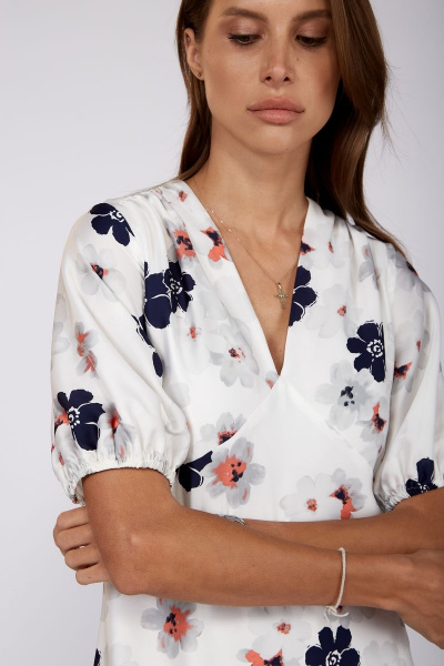 Белое платье с цветочным принтом и V-воротником на лето THE NAME 2215 - фото 4