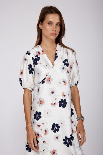 Белое платье с цветочным принтом и V-воротником на лето THE NAME 2215 - фото 3
