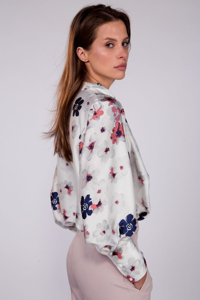 Белая блуза с цветочным принтом для деловых образов THE NAME 2232 цветы - фото 4