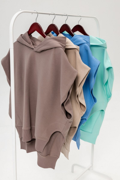 Коричневый жилет из трикотажа с капюшоном и боковыми разрезами Twok 104225 латте - фото 6