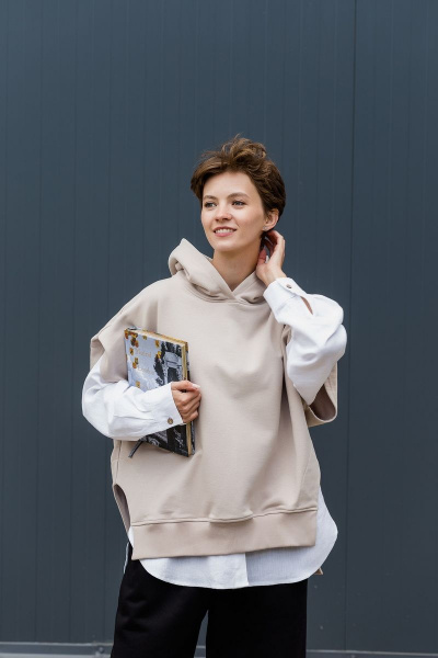 Коричневый жилет из трикотажа с капюшоном и боковыми разрезами Twok 104225 латте - фото 3