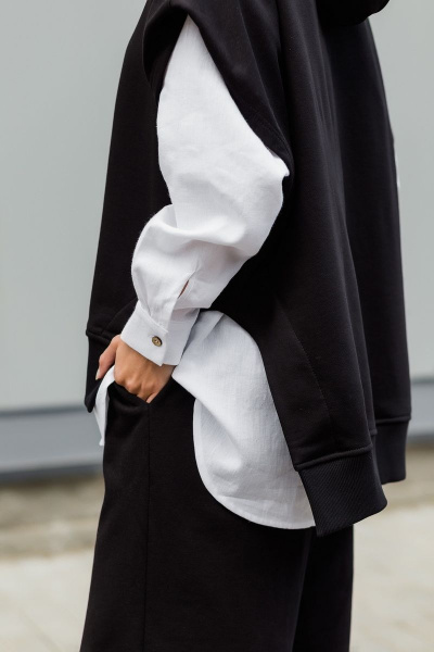 Черный жилет с капюшоном и белая льняная рубашка Twok 208225 черный_белый - фото 3