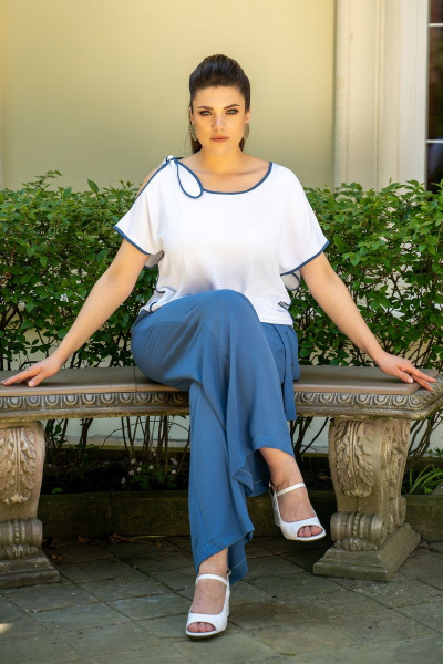 Летний брючный костюм блуза с асимметричным плечом и брюки Andina 915-3 белый_индиго - фото 11